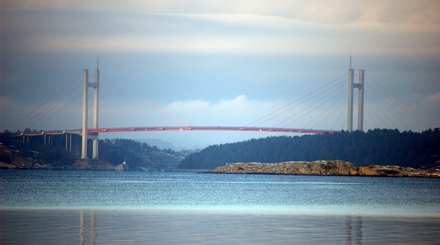 Tjörnbron stängdes efter bombhot